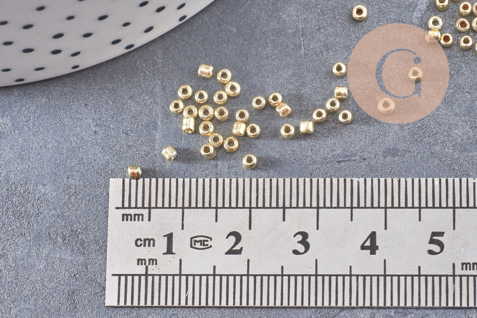 Petites perles rocaille dorée brillantes 2mm, x 20gr (G2034)