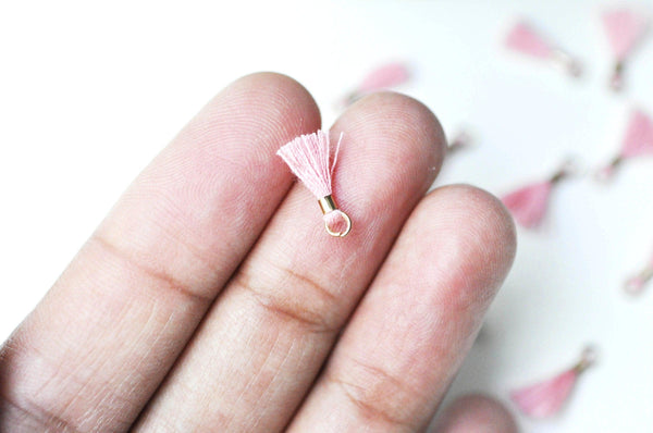 Pompon rose corail polyestère support doré, pompon boucles,fabrication bijoux bohème,10-16mm, x10 (G4261)