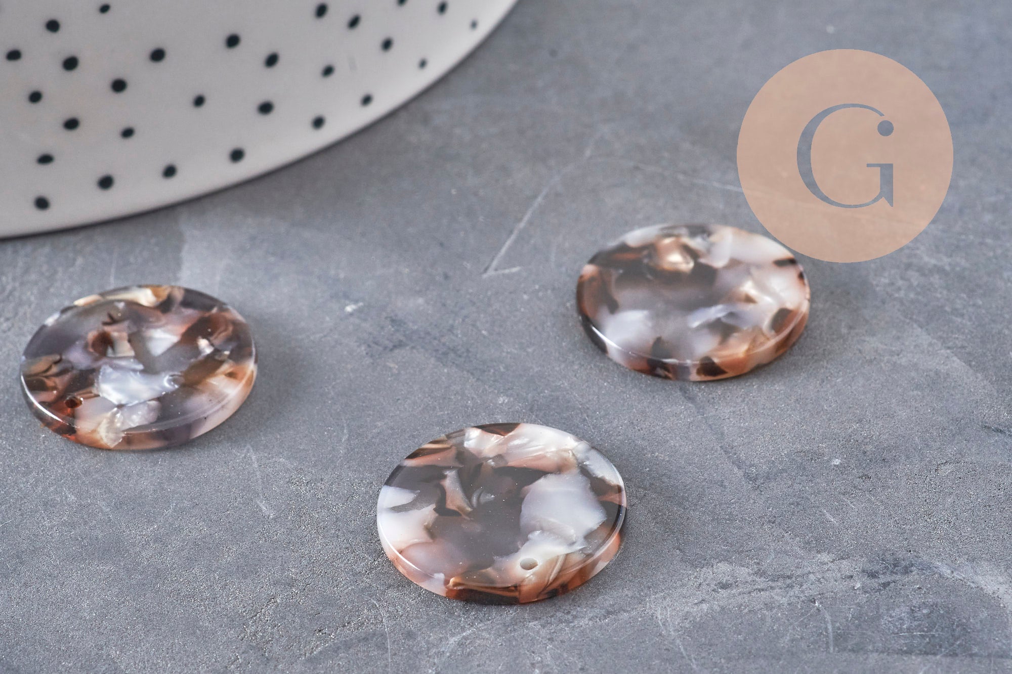 Pendentif rond marron beige plastique acétate 22mm, x2 (G2837)