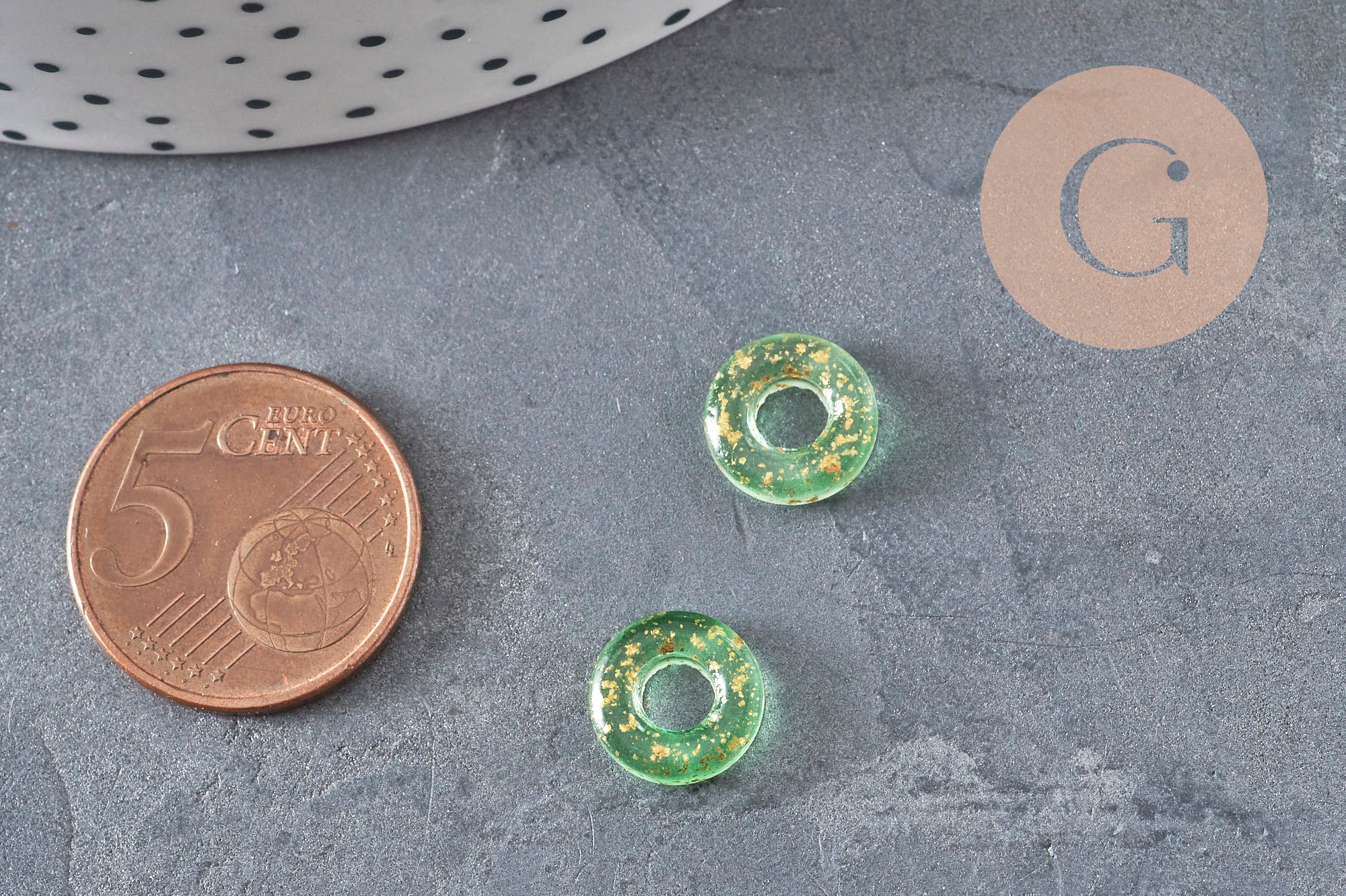 Pendentif donut verre vert et feuille d'or, un pendentif rond verre pour vos créations de bijoux,15x3mm, x 10,G3300