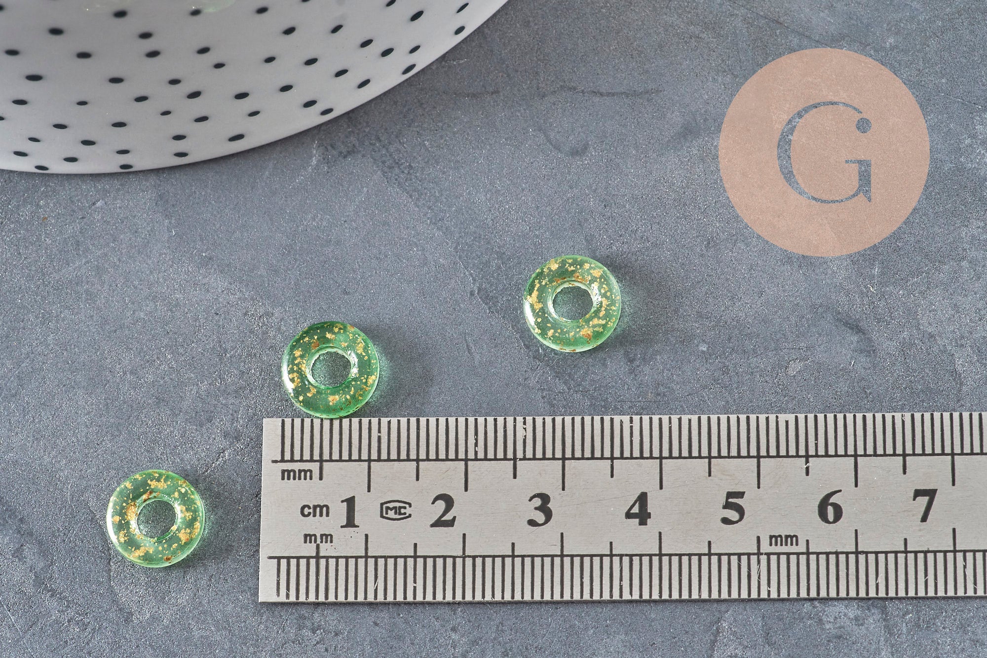 Pendentif donut verre vert et feuille d'or, un pendentif rond verre pour vos créations de bijoux,15x3mm, x 10,G3300