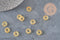 Pendentif donut verre jaune et feuille d'or, un pendentif rond verre pour vos créations de bijoux,15x3mm, x 10 (3.5g) G3505