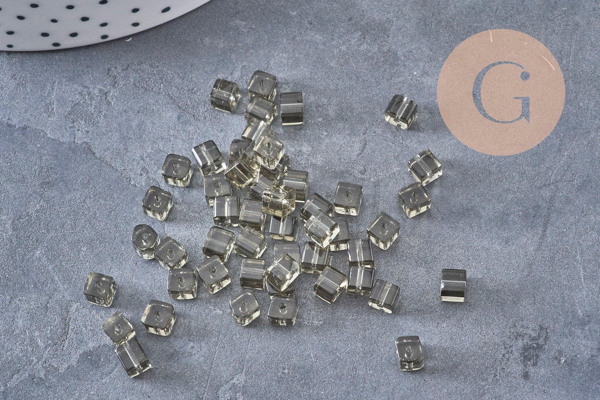 Perlas cuadradas de vidrio gris de 4 mm, x50 (G2195)
