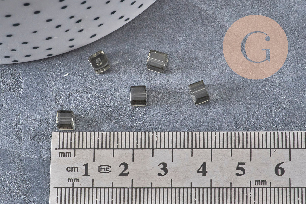 Perlas cuadradas de vidrio gris de 4 mm, x50 (G2195)