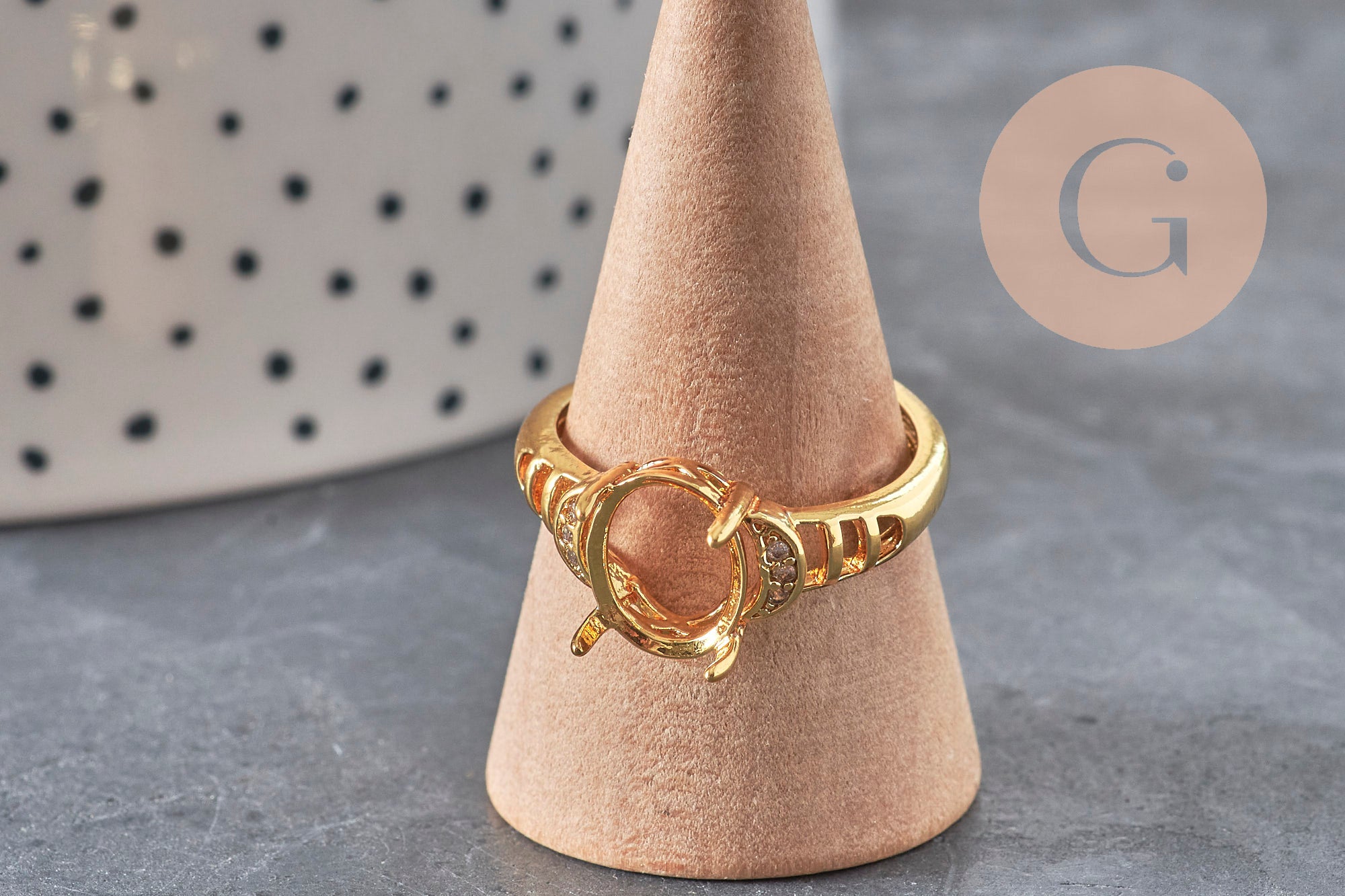 Anillo ajustable con cabujón de circonita de 17 mm, latón bañado en oro, x1 (G3959)