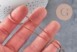 Chaîne forçat fine en laiton brut de 1mm tenue entre les doigts pour la création de bijoux fantaisie DIY.