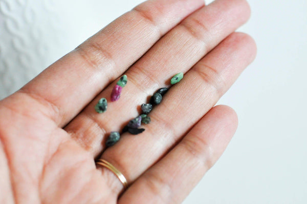 Sable chips pierre rubis dans zoisite naturel non percé, x20gr (G0234)