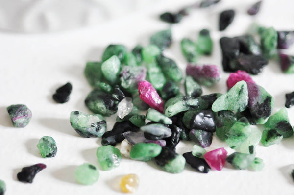 Sable chips pierre rubis dans zoisite naturel non percé, x20gr (G0234)