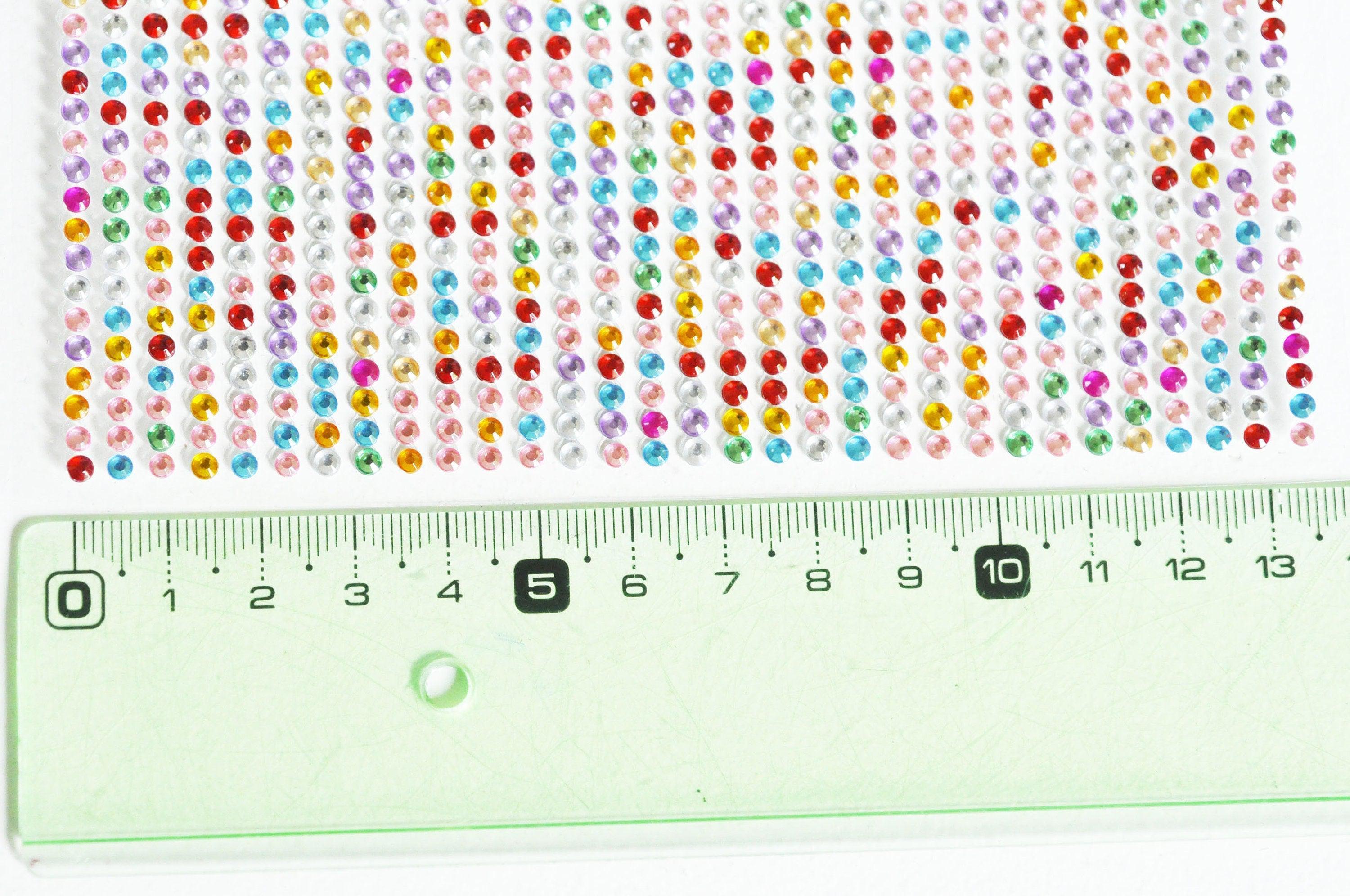 Strass rond plastique adhésifs colorés 3x2mm, x 1 feuille de 780 (G3392)