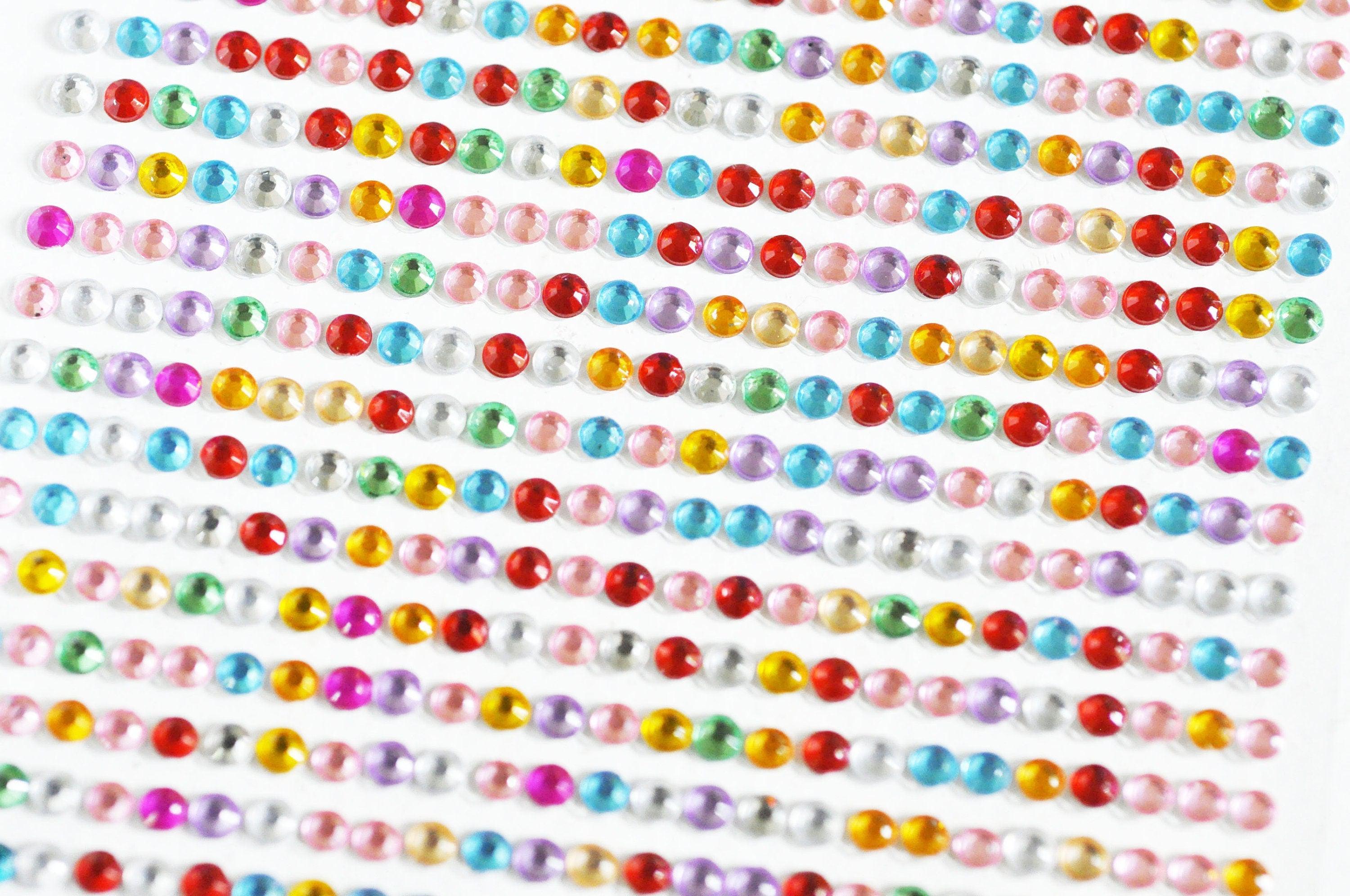 Strass rond plastique adhésifs colorés 3x2mm, x 1 feuille de 780 (G3392)