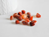 cornaline rouge orange naturelle brute roulée, x20 grammes (G0246)