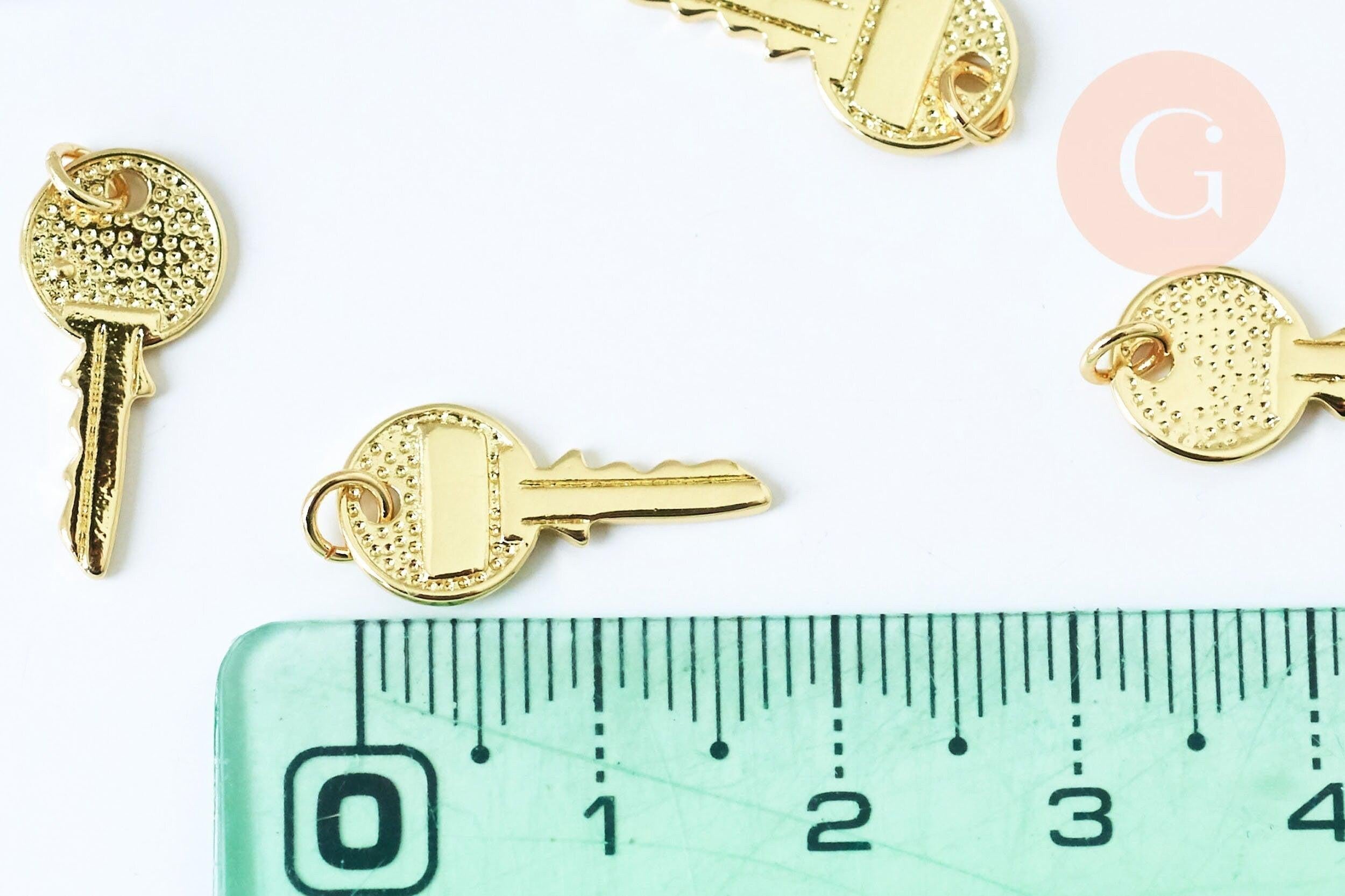 Pendentif breloque clef laiton doré 28.5mm, un pendentif d'amour pour création de bijou doré clé en laiton, x1 (G6173)