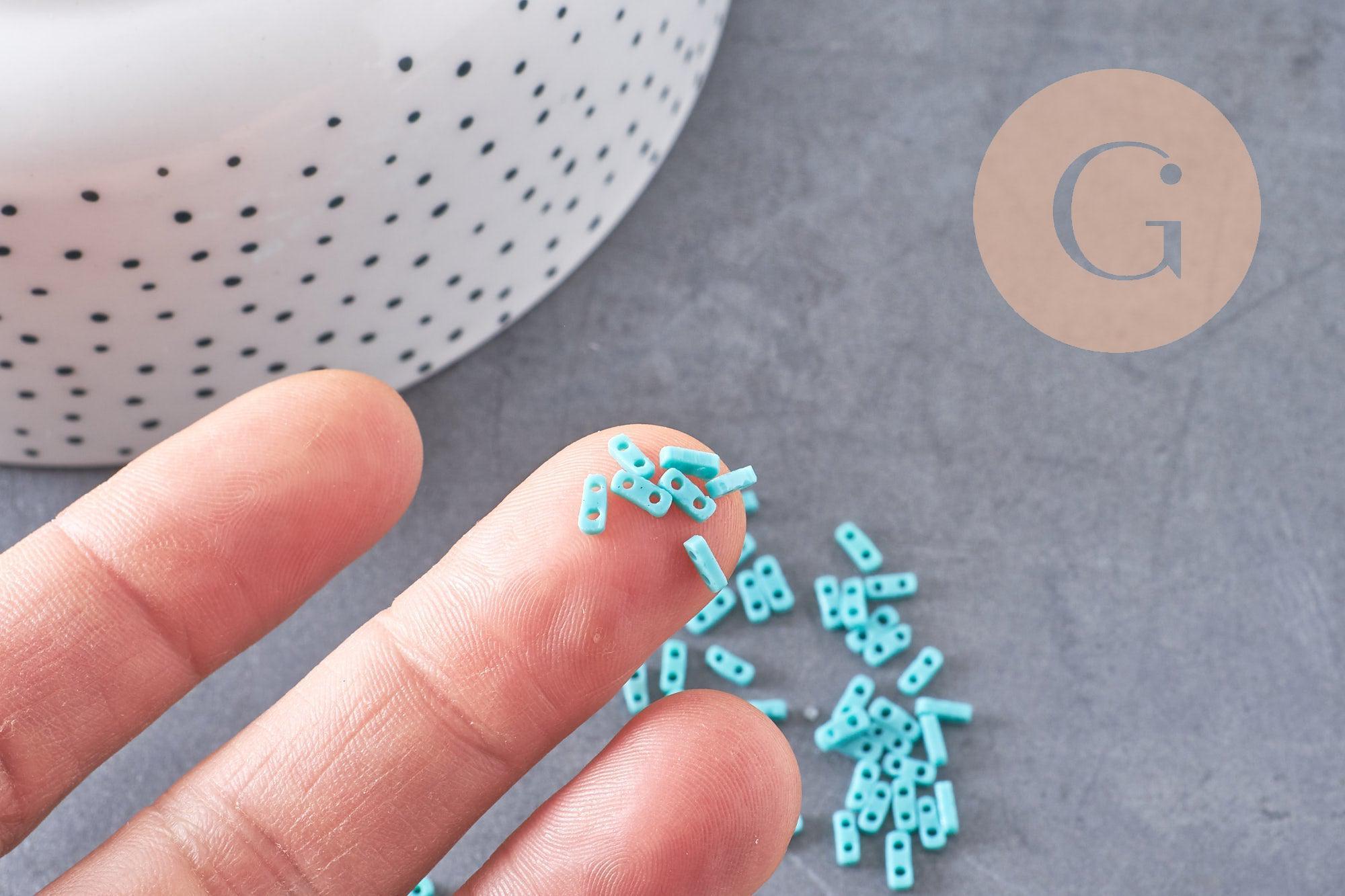 perles rocaille verre rectangle bleu turquoise façon tila, 2mm,2 trous, x50 (1.2 Gr) (G4603)