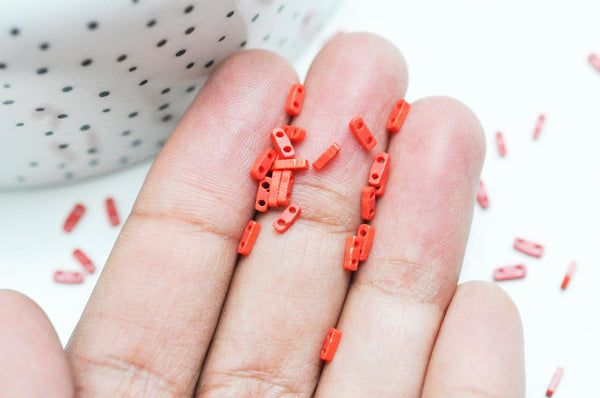 perles rocaille verre rectangle rouge, perle carré création bracelet, perle tila, 2mm,2 trous, x50 (1.2 Gr) (G4611)