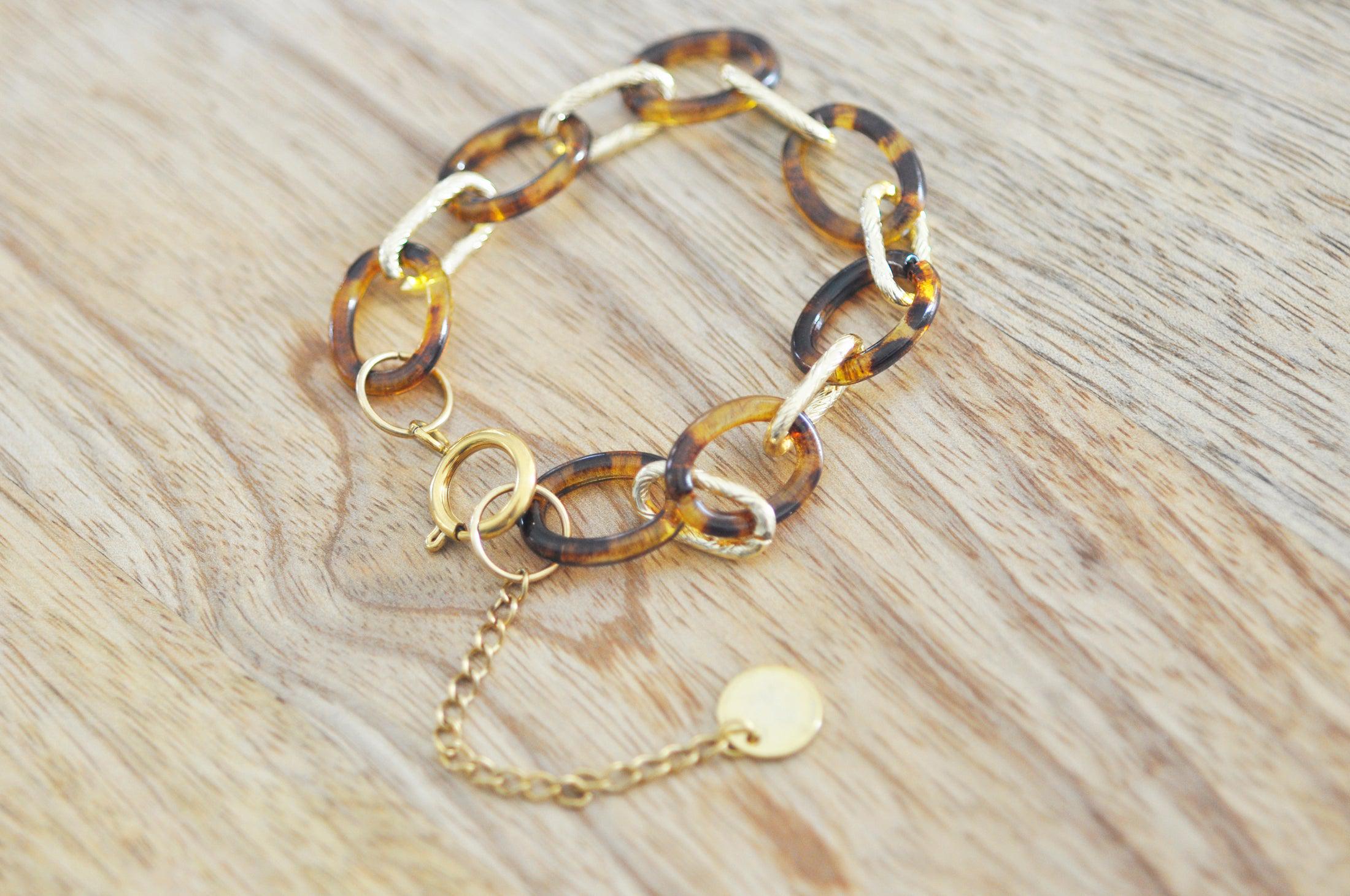 Un bracelet en chaîne acrylique type écaille