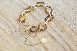 Un bracelet en chaîne acrylique type écaille