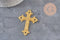 Pendentif croix zamac doré fleurs 74mm, x1 (G11311)