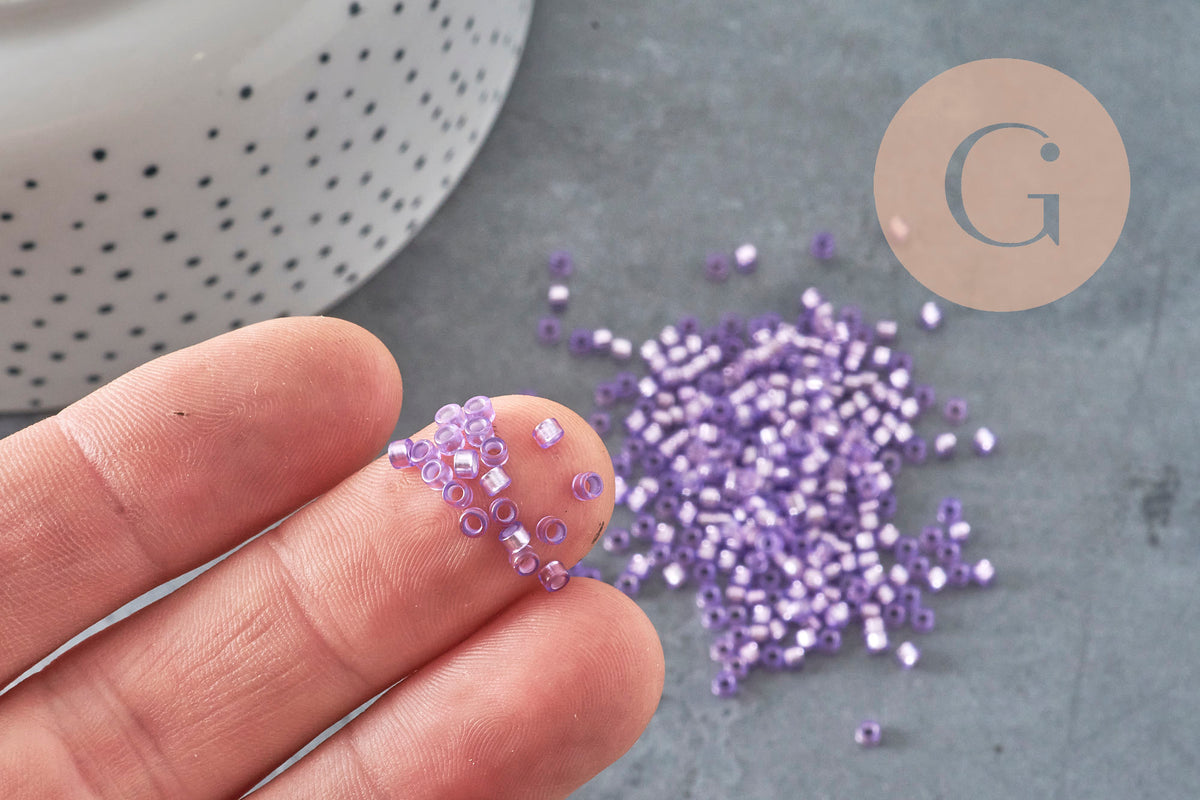 Perles rocaille tube verre violet silver lined 2.5mm, x1 sachet de 8g (G11405)