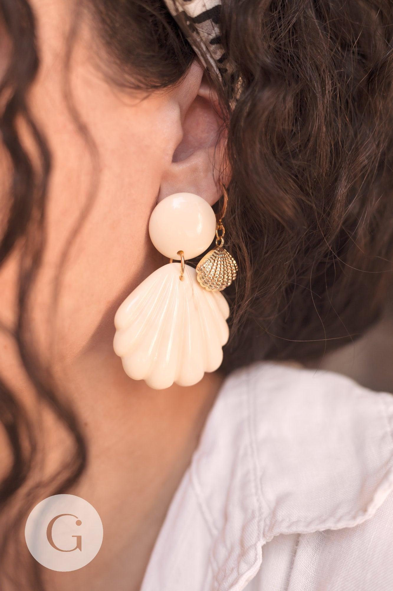 Boucles d'oreille coquillage résine colorée acier 316 inoxydable doré 59mm, la paire (G10354)