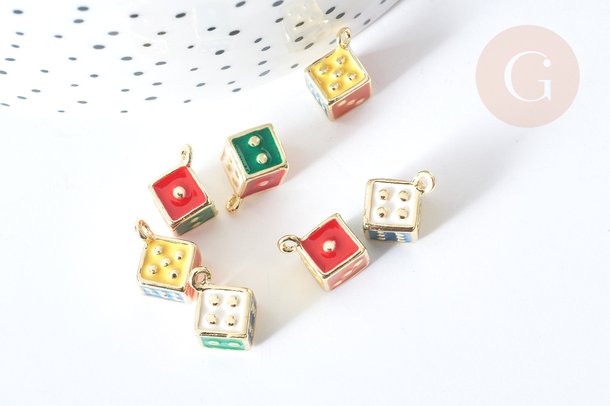 Breloque Dé zamac doré émail coloré 13,5mm, création de bijoux fantaisie thème jeu hasard, x1 G8071