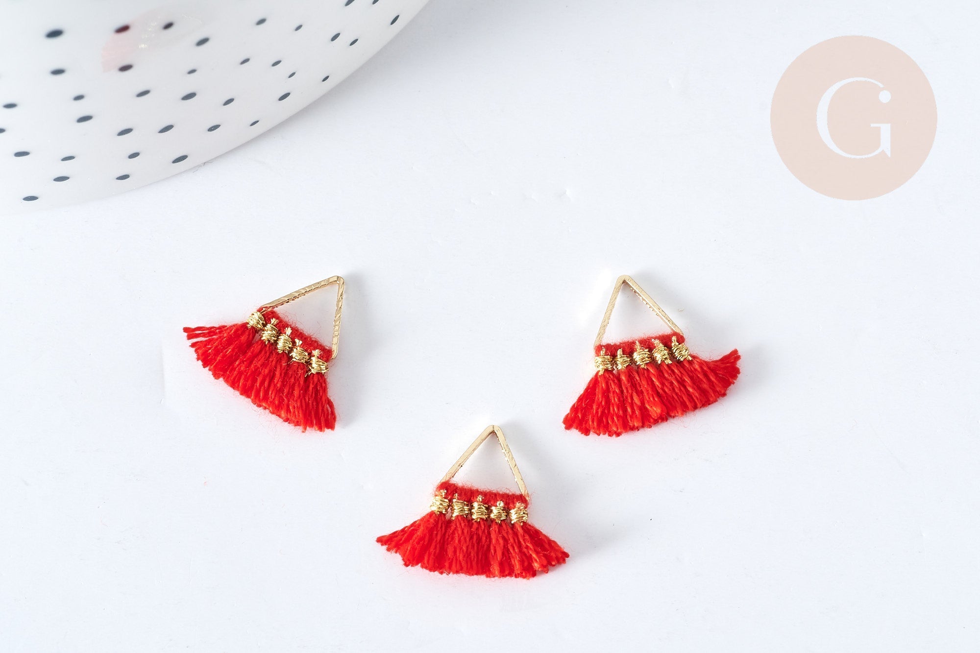 Breloque Pompon rouge polyestère laiton doré 15mm,décoration pompon, pompon boucles,fabrication bijoux bohème, x1 (G8218)