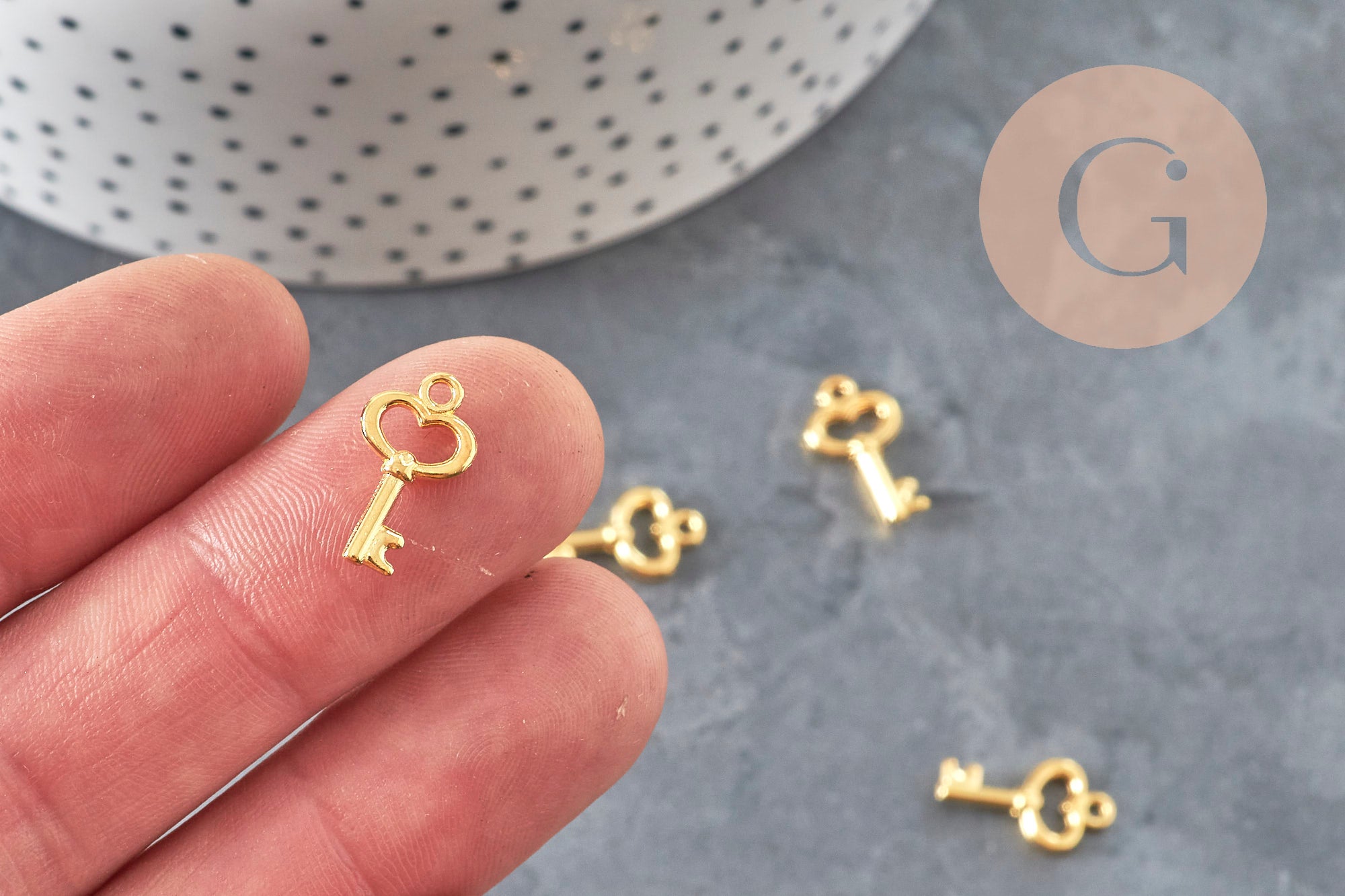 Gold zamac key charm 15.5mm, x10 (G11227)