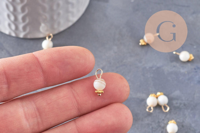 Breloque ronde nacre blanche & beige naturelle zamac doré 12.5mm, x5 G10021