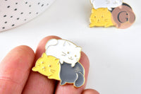 Broche pins chat gris, blanc &june Yang mystique doré émail noir,broche dorée, décoration veste, 30x24.5mm,x1 G6322