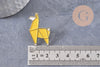 Broche pins chien caniche origami zamac doré émail jaune 32.5x21mm, x1 (G10320)