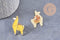 Broche pins chien caniche origami zamac doré émail jaune 32.5x21mm, x1 (G10320)