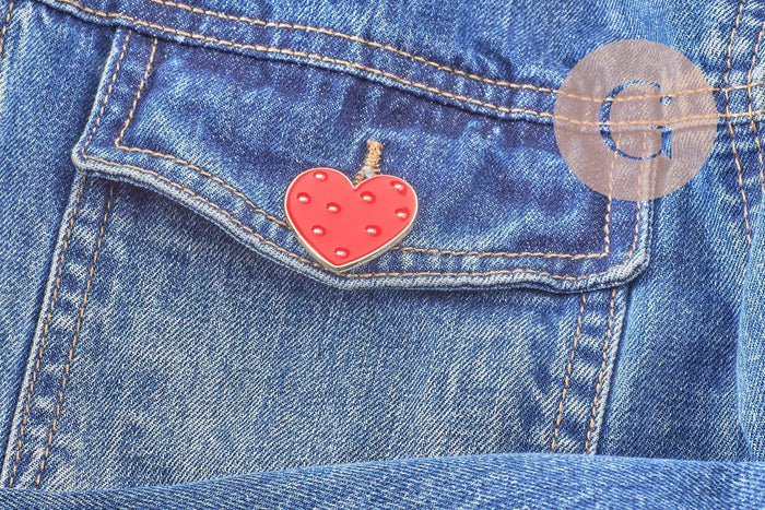 Broche pins coeur laiton doré émaillé rouge à pois 29mm, x1 (G5240)
