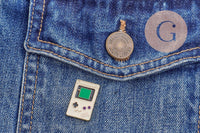 Broche pins console portable jeux vidéos doré émail noir 24x15mm, x1 (G5899)