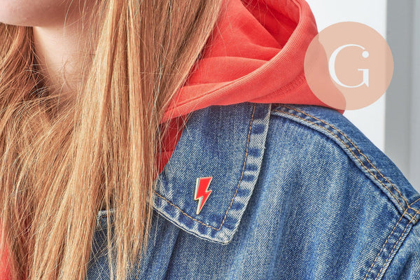 Broche pin's éclair zamac doré émail rouge 28mm, x1 (G9745)