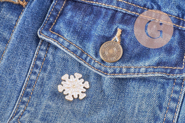 Broche pin's flocon de neige blanc zamac doré 24mm, x1 (G10097)