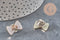 Broche pin's noeud blanc plastique & fer doré 18.5mm, x1 (G11331)-Broches et épinglettes-Gingerlily Perles