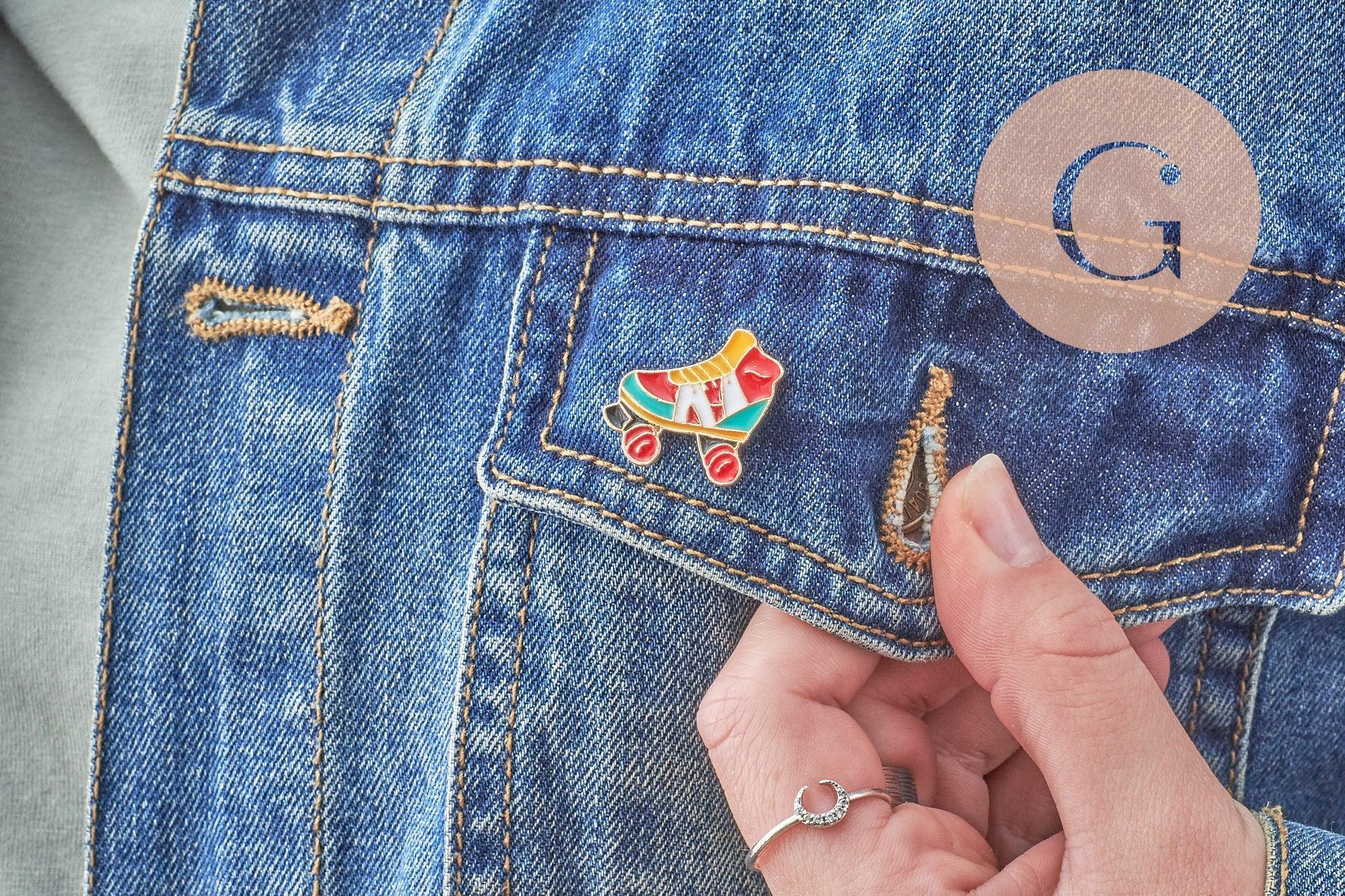 Broche pin's patin à roulette vintage laiton doré émail 22mm, x1 (G8626)