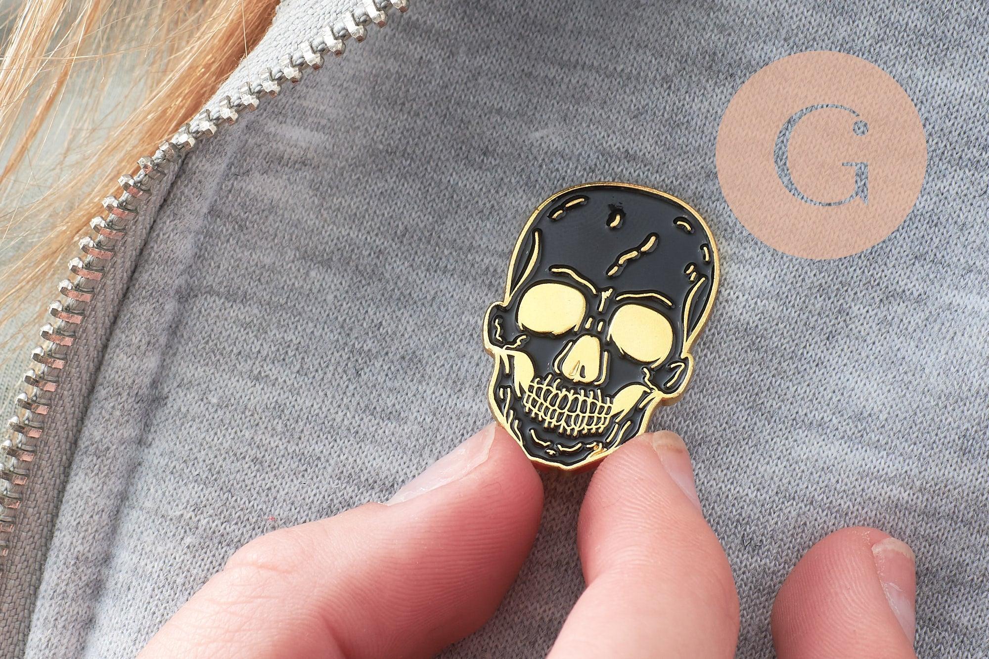 Broche pins tête de mort mystique doré émail noir 32.5mm, x1 (G8504)