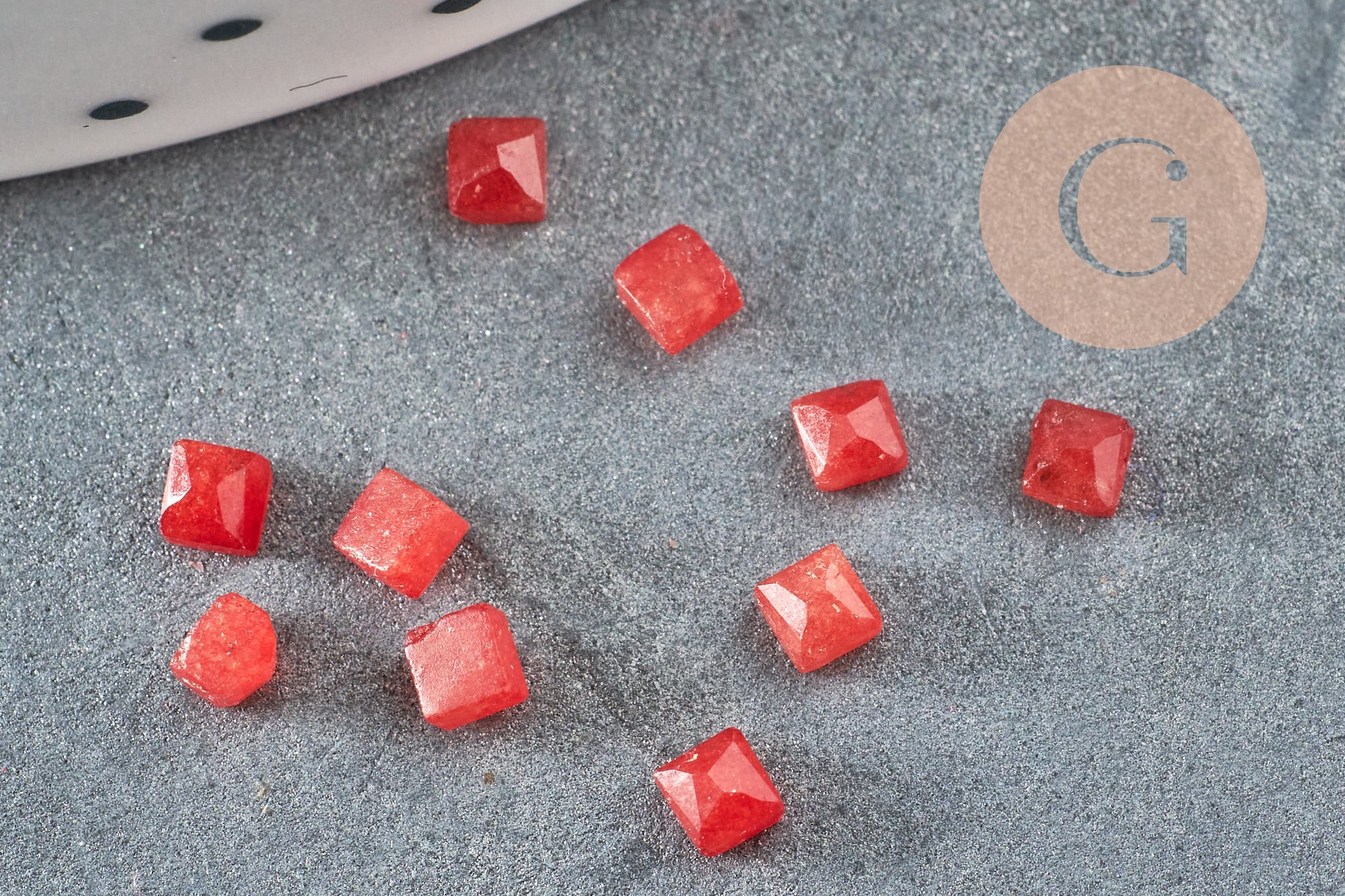 Cabochon carré jade naturel teinté rouge facetté 2.5mm, x1 G8599