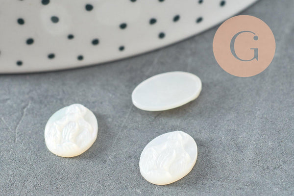 Cabochon ovale nacre blanche naturelle gravé Vierge Marie 14x10mm, x1 (G9625)