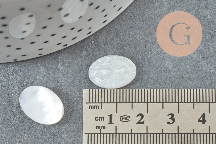 Cabochon ovale nacre blanche naturelle gravé Vierge Marie 16mm, x1 (G9624)
