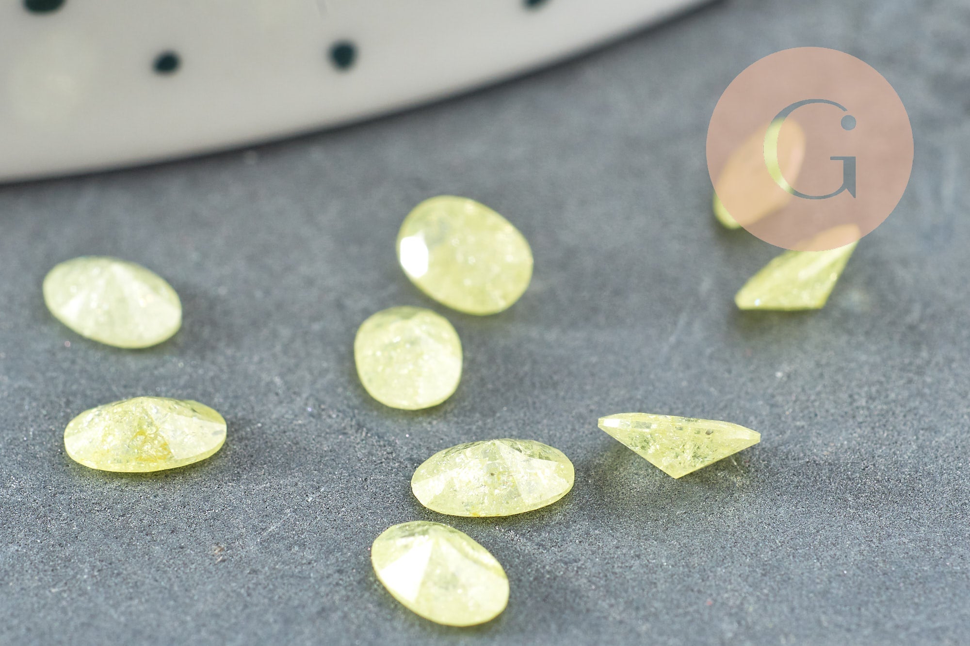 Cabochon ovale zircon jaune 6x4mm, x1 (G4280)