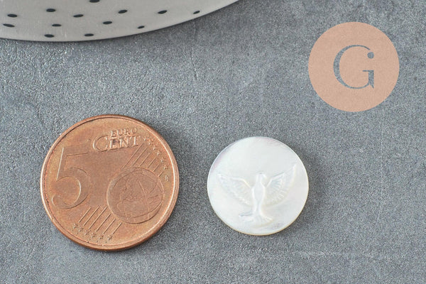 Cabochon rond colombe nacre blanche naturelle gravé 15.5mm, x1 (G9627)