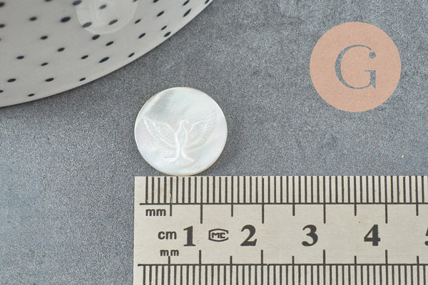 Cabochon rond colombe nacre blanche naturelle gravé 15.5mm, x1 (G9627)