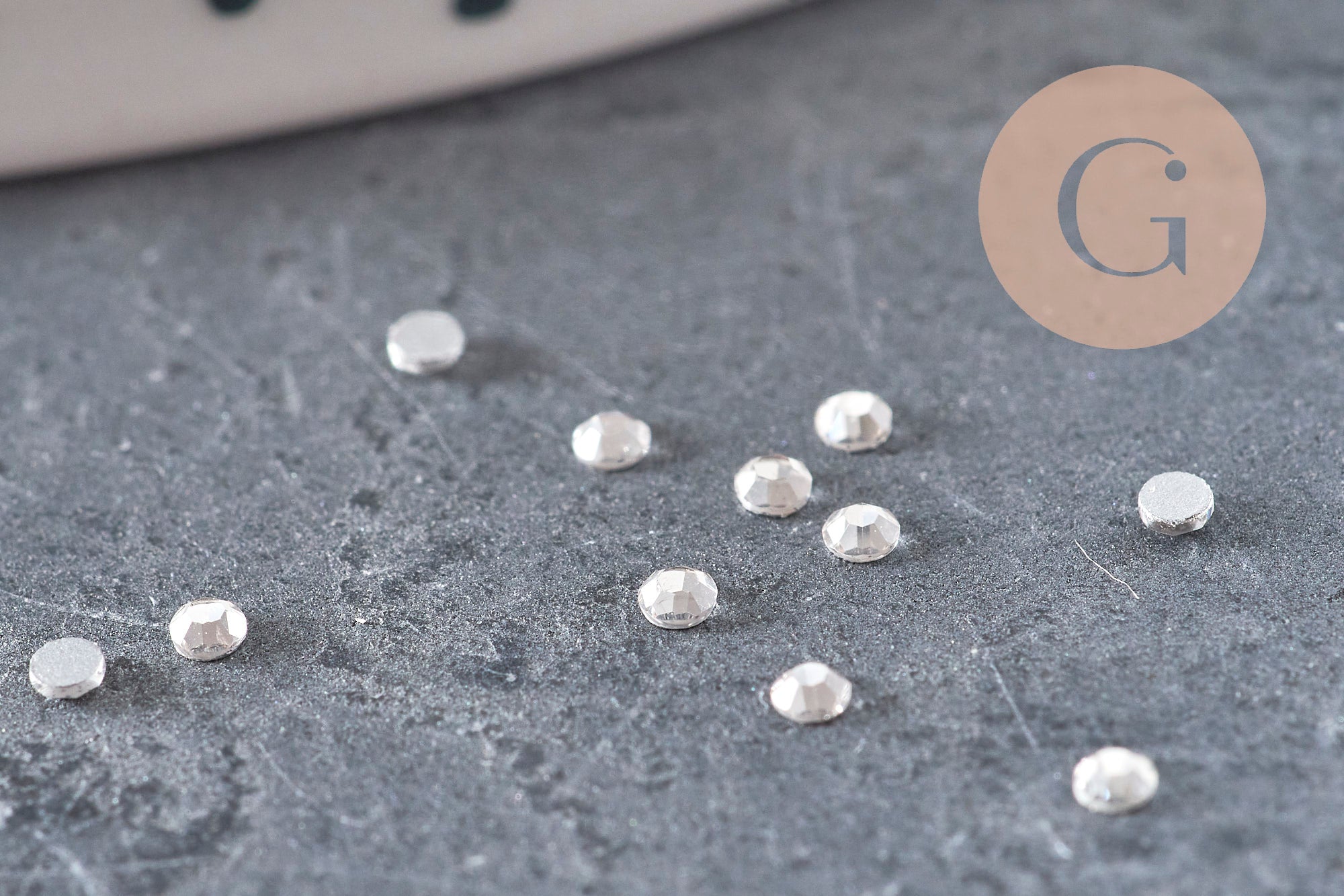 Cabochon rond strass cristaux transparent2.5mm,x 0.15 gramme (G2287)