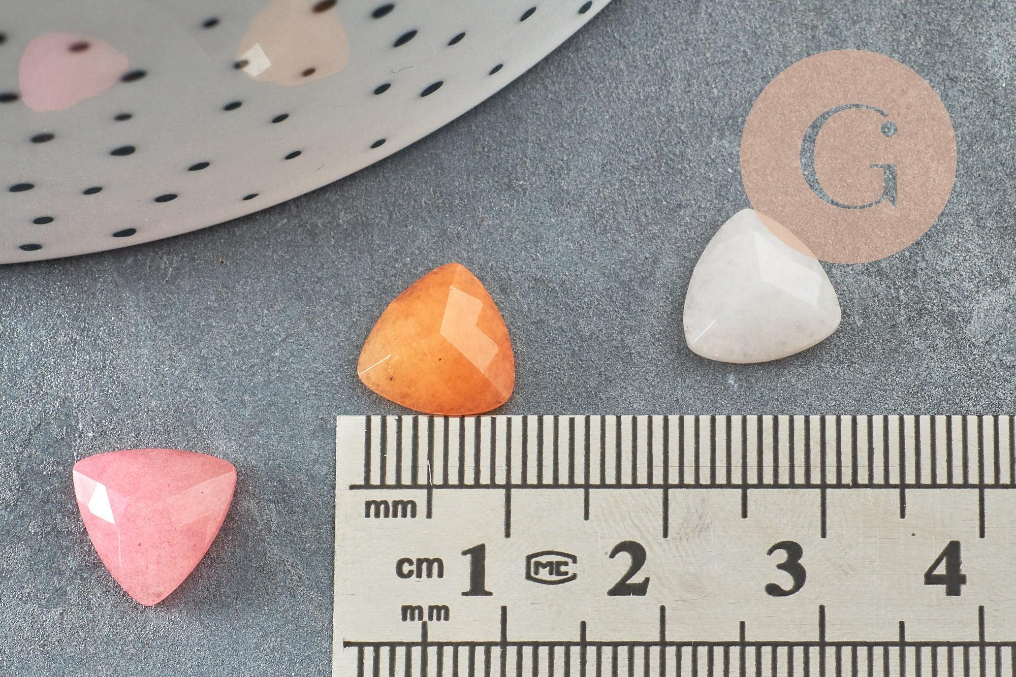Cabochon triangle jade naturel facetté teinté multicolore 10mm, x1 G8685