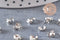 Cache-noeud connecteur chaine boule laiton platine avec trou 3mm, x1gr (G10601)
