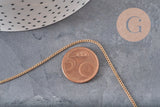 Chaîne plate en laiton brut de 1,5 mm pour bijoux DIY, présentée sur un fond gris avec une pièce de 5 centimes.