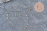Collier chaîne fine dorée gold-filled 14K de 45.7cm avec fermoir, sur fond gris.