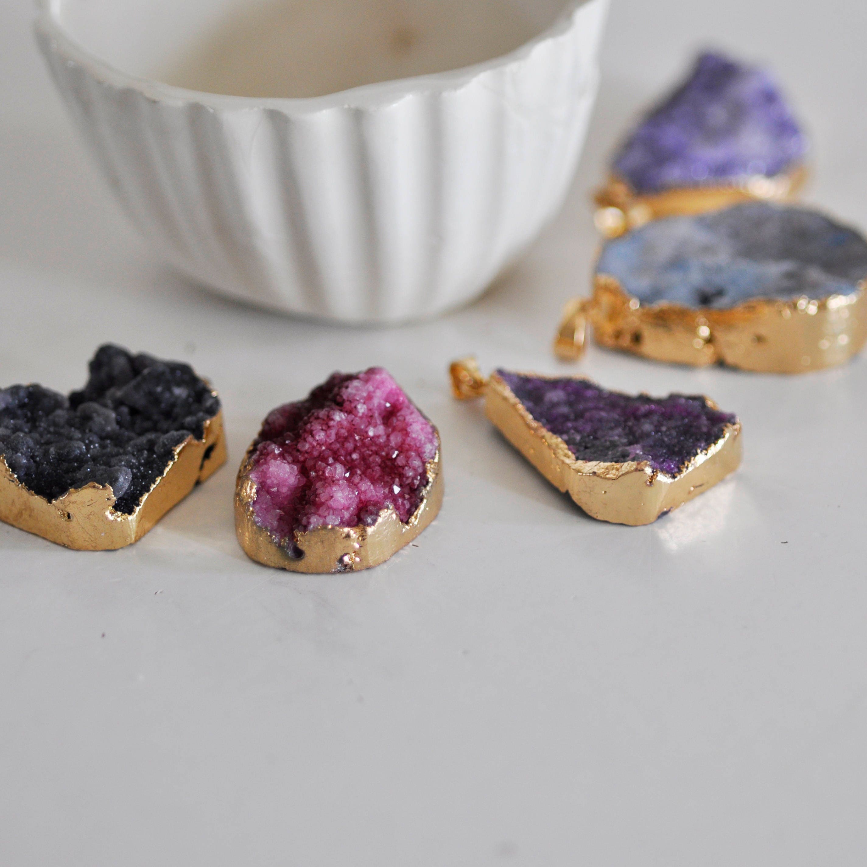 EP Pendentif Agate Druzy support doré violet rose noir bleu,pierre naturelle,fournitures créatives, pendentif pierre, support doré-G839