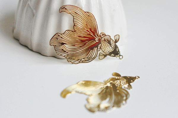 EP Pendentif estampe filigrane poisson japonais laiton doré 49 x 31 mm, x2 G3638